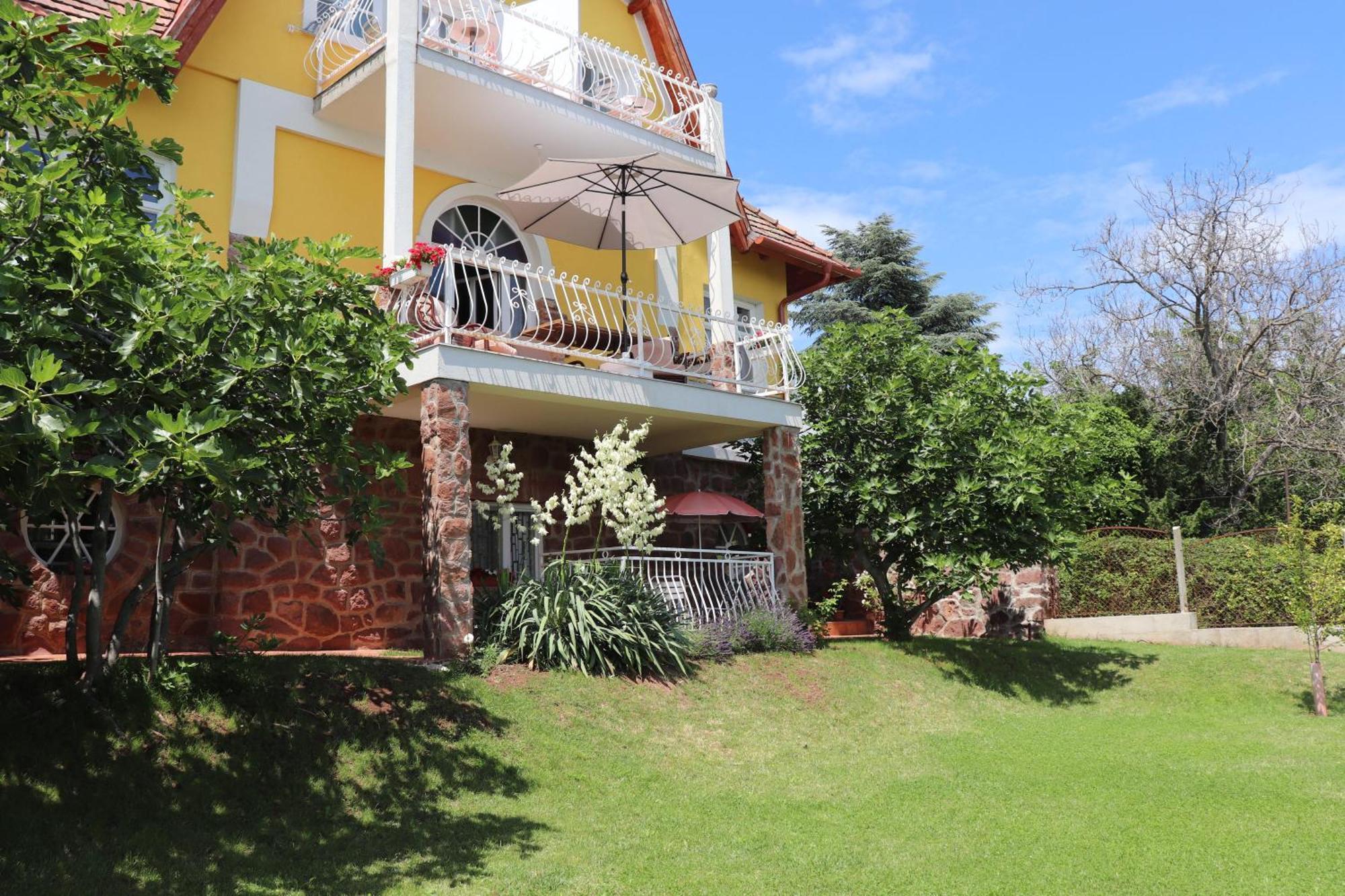 Gyoengyoem Apartman Balatonalmádi Exterior foto
